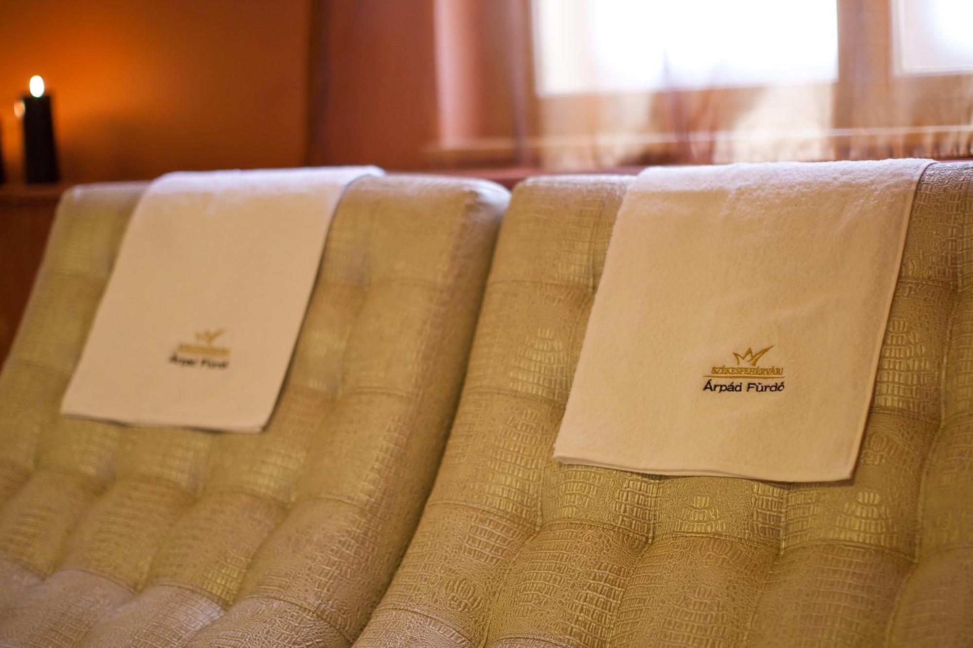 Belvaros Resort Apartman & Spa セーケシュフェヘールヴァール エクステリア 写真